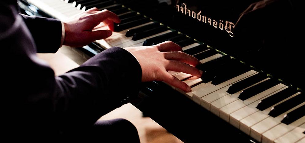 hands playing piano